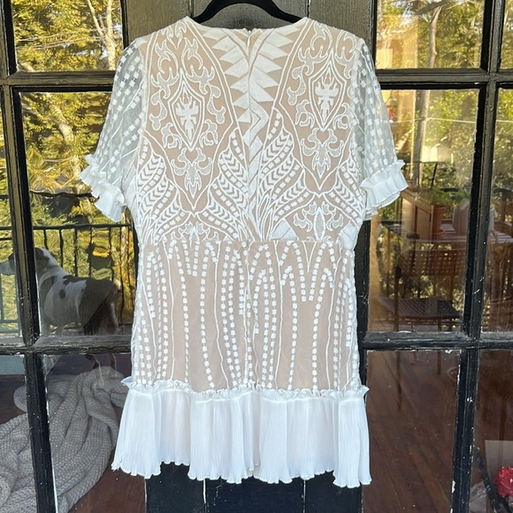 BaeVely Chloe Bell Sleeve Ruffle Hem Lace White Boho Dress Size Large - Picture 7 of 7